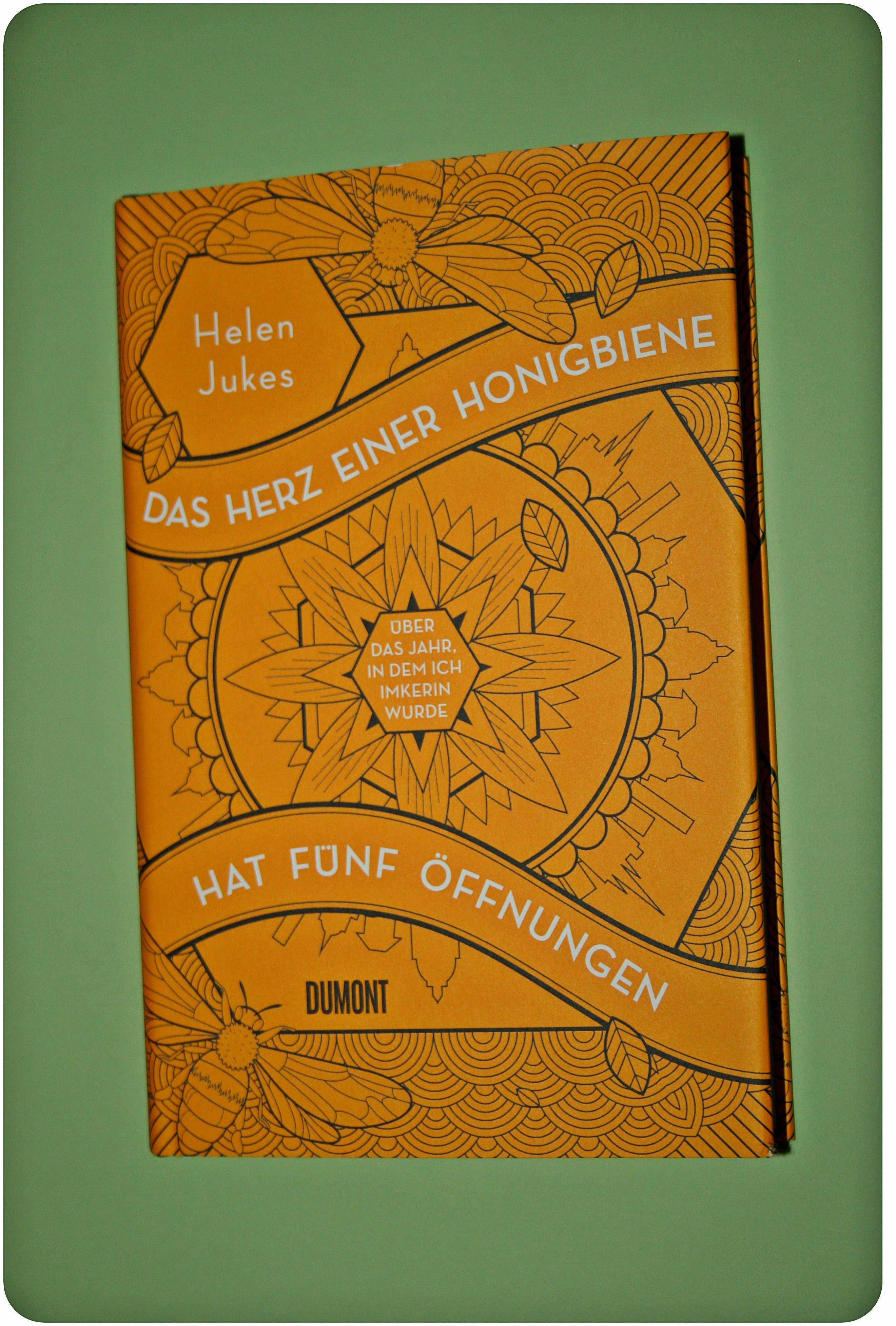 Kurzrezension Das Herz Einer Honigbiene Hat Funf Offnungen Von Helen Jukes